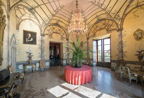 Interiores del palacio Borromeo en la isla Madre, Italia — Foto de Stock