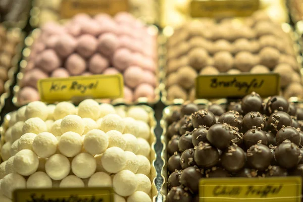 Leckere Süßigkeiten im Schaufenster — Stockfoto