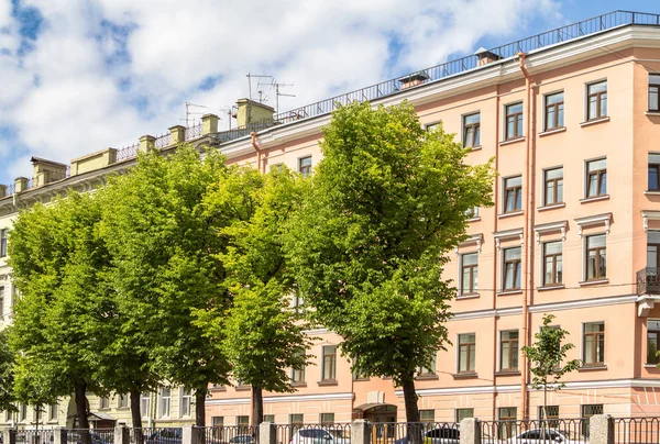 Budynki na nabrzeżu Sankt Petersburga letni dzień, Rosja — Zdjęcie stockowe