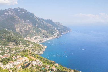 İtalya 'daki Villa Cimbrone' dan Amalfi kıyısına panoramik manzara