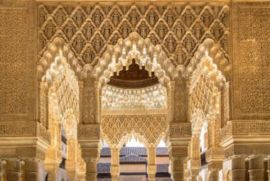 İspanya, Alhambra Granada 'daki Aslanların avlusu.