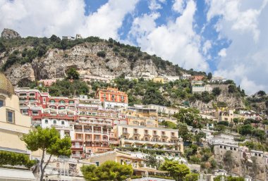 Santa Maria Assunta Kilisesi ve Positano şehrindeki binalar, İtalya