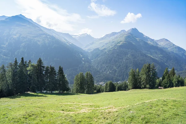 Paisaje idílico de verano en los Alpes — Foto de Stock