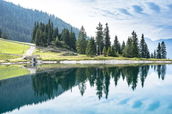 Montagna vista lago paesaggio — Foto Stock