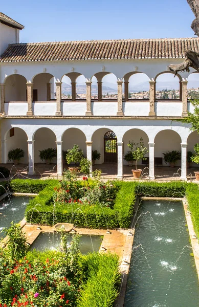 Patio de la Acequia La Alhambra, Granada, Spagna — Foto Stock