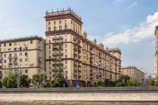 Tradiční moskevská budova na nábřeží řeky Moskvy — Stock fotografie
