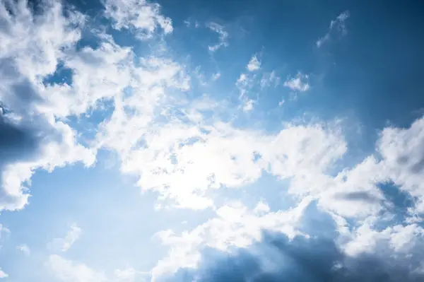 Blauwe lucht en veel kleine wolken — Stockfoto