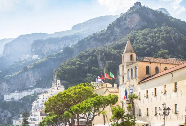 Utsikt över bergen och byggnaderna i Amalfi stad, Italien — Stockfoto