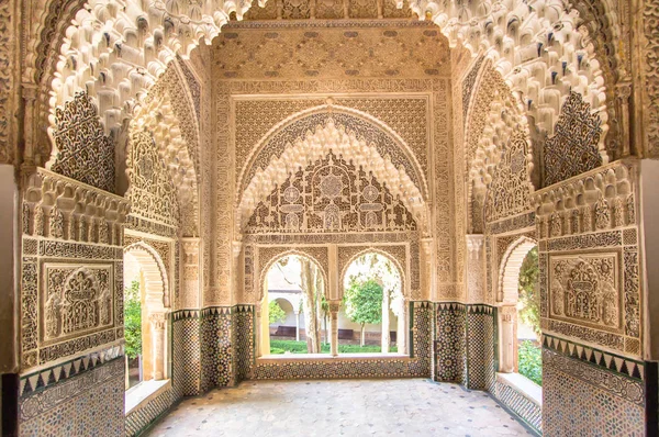 Daraxa Belvedere in a jardines de palacio in Alhambra, Granada, Andalusien, Spanien — Stockfoto