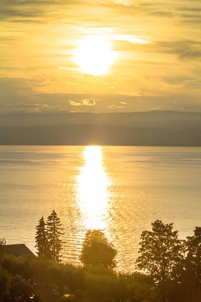 Solnedgång på sjön — Stockfoto