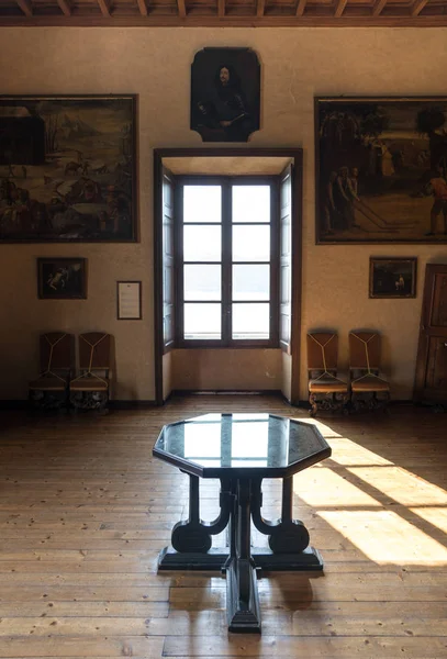Interiores del palacio Borromeo en la isla Madre, Italia — Foto de Stock