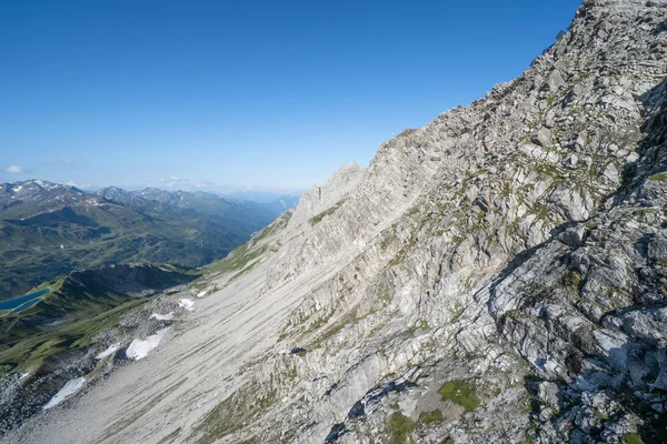 Paesaggio estivo idilliaco nelle Alpi — Foto Stock