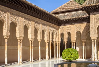 İspanya, Alhambra Granada 'daki Aslanların avlusu.