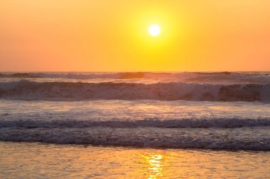 Okyanusun üzerinde güzel bir gün batımı