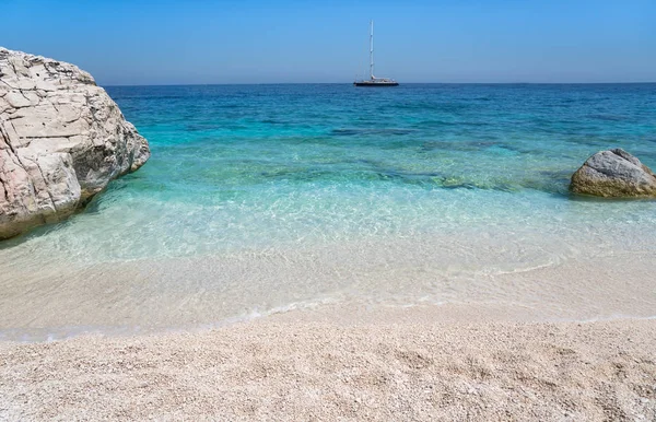 Agua de mar de color azul claro, Cerdeña, Italia —  Fotos de Stock