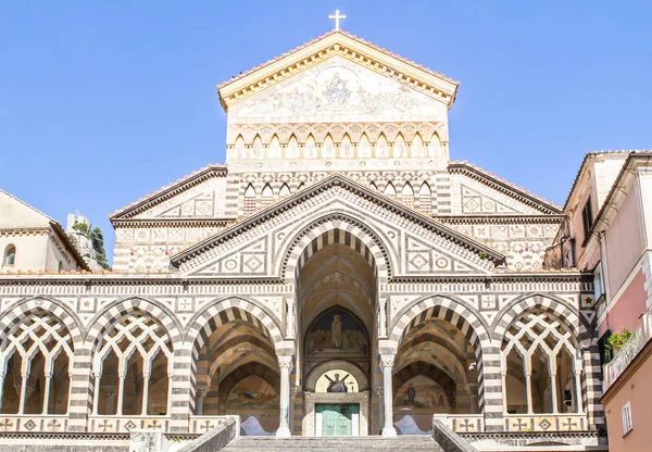 Catedral de Amalfi en el día de verano, Costa Amalfitana, Italia —  Fotos de Stock