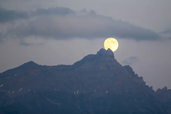 Lua sobre uma montanha — Fotografia de Stock