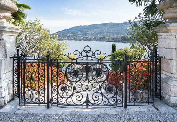Garden of Palazzo Borromeo on Isola Bella, Italy — Stock Photo, Image