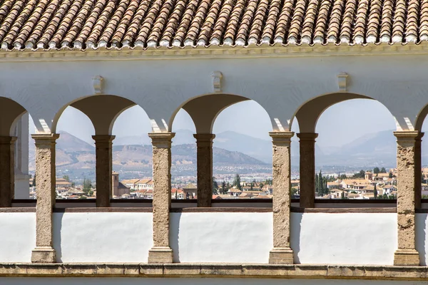 在格拉纳德La Alhambra的Acequia庭院里有拱门的Balcony — 图库照片