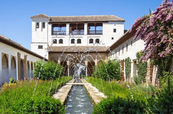 Patio de la Acequia La Alhambra, Granada, Spain — Stok fotoğraf