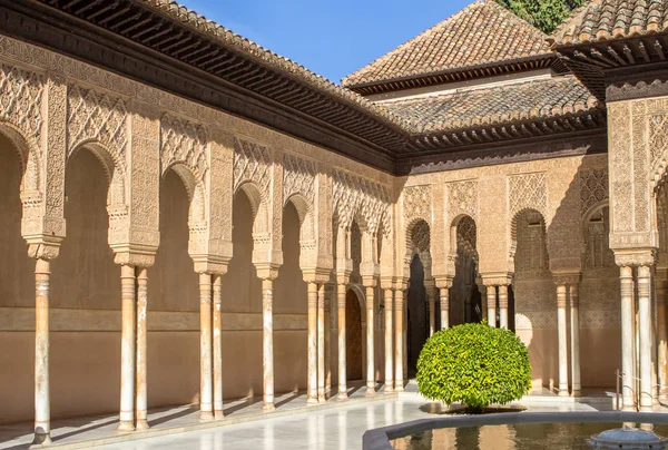 Patio de los Leones en la Alhambra Granada, España — Foto de Stock