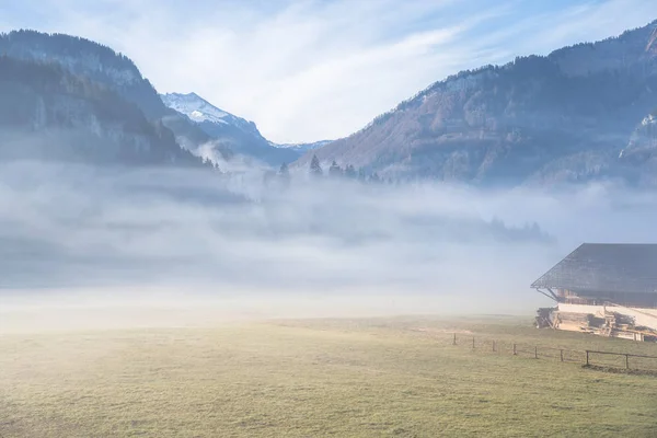 Alpejskie góry we mgle — Zdjęcie stockowe