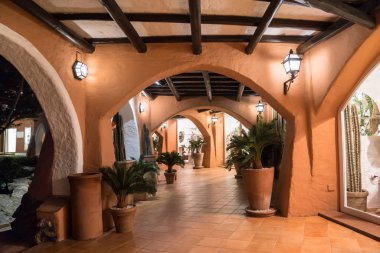 Porto Cervo 'daki markalı mağazaların cepheleri