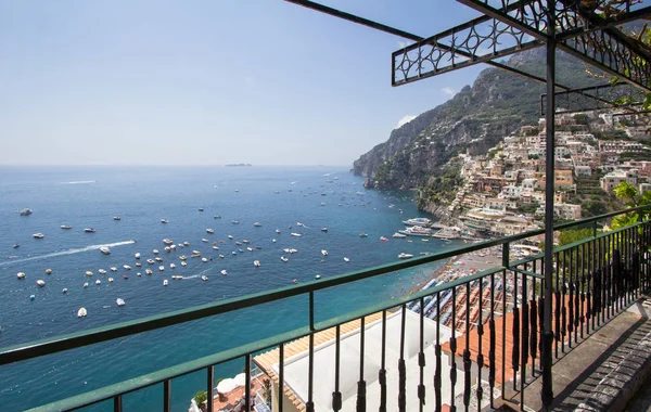 Ohromující pobřeží pláže Amalfi, Positano z balkónu, Itálie — Stock fotografie