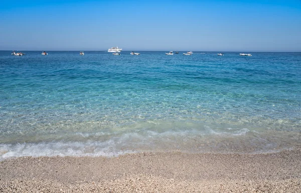 Agua de mar de color azul claro, Cerdeña, Italia — Foto de Stock