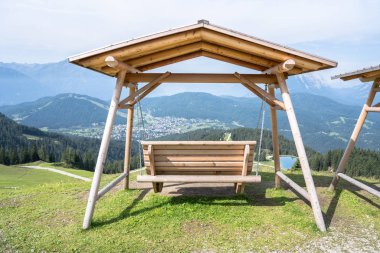 Tahta tahtadan tahterevalli Seefeld, Tirol, Avusturya 'da sallanıyor