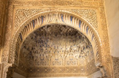 Alhambra Sarayı Granada, İspanya 'da süslü tavan oymaları.