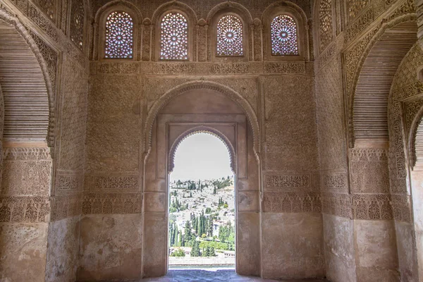 Stone arches in the world-famous Alhambra, Granada, Spain — Stockfoto