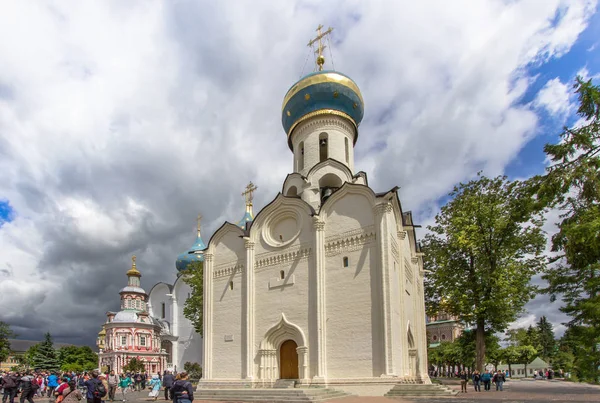 Церковное сошествие Святого Духа в Москве — стоковое фото