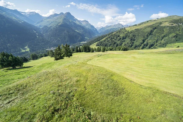 Paisaje idílico de verano en los Alpes — Foto de Stock