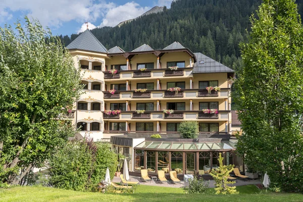 Esterno di legno hotel austriaco — Foto Stock