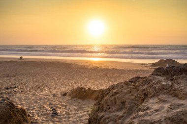 Okyanusun üzerinde güzel bir gün batımı