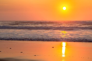 Okyanusun üzerinde güzel bir gün batımı