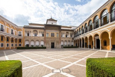 İspanya, Sevilla 'daki Real Alcazar Sarayı' nın avlusu.