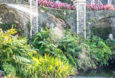 Isola Bella, Lago 'daki Palazzo Borromeo' nun bahçesindeki çeşme. 