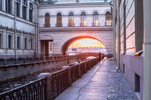 L'arco sul canale invernale, San Pietroburgo — Foto Stock