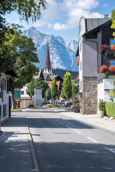 Alpint landskap med Pfarrkirche, Seefeld, Österrike — Stockfoto