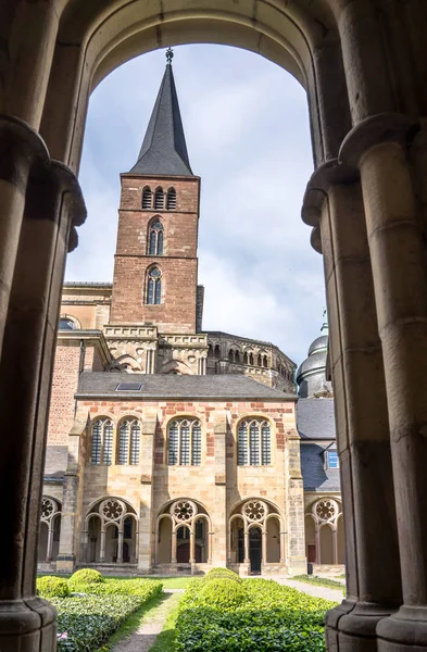 Nádvoří německého gotického kláštera v Trieru — Stock fotografie