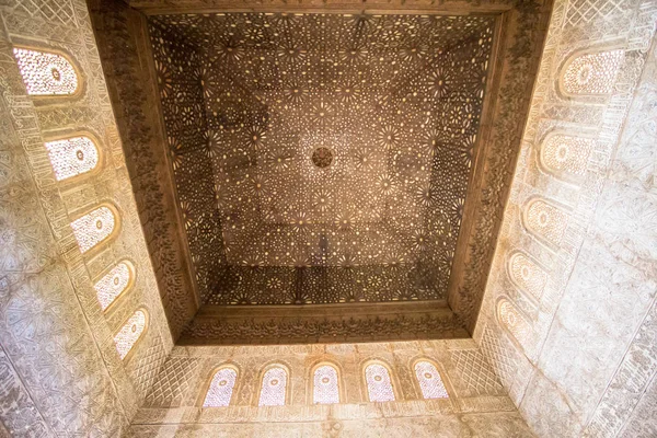 Utsmyckade taksniderier i Alhambra-palatset Granada, Spanien — Stockfoto