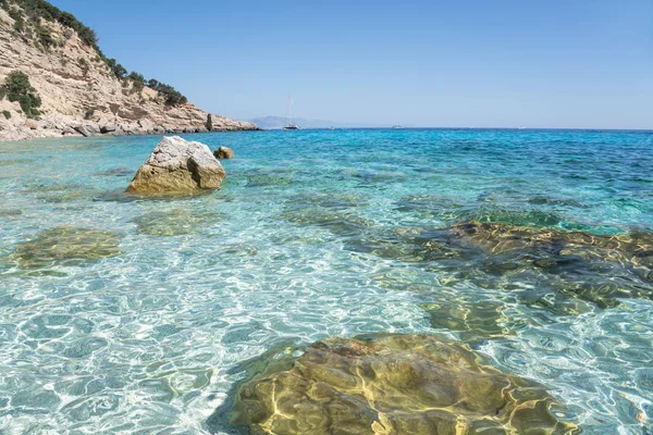 Čirá azurová mořská voda, Sardinie, Itálie — Stock fotografie