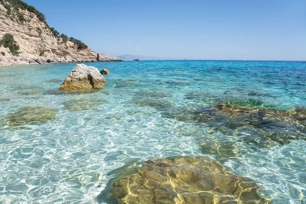 Agua de mar de color azul claro, Cerdeña, Italia — Foto de Stock