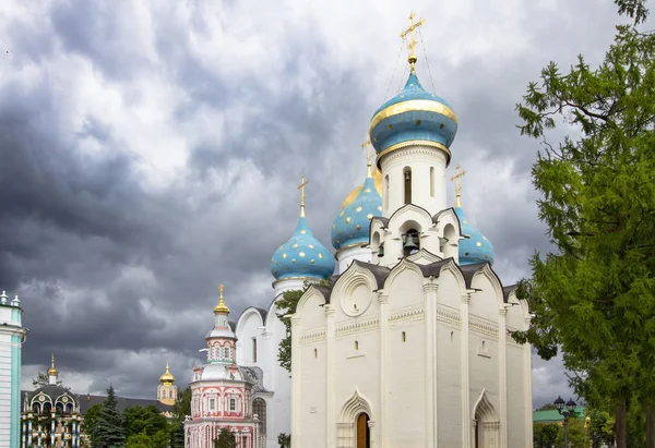 Успенское сокровище с часовней в Троице-Сергиевой лавре — стоковое фото