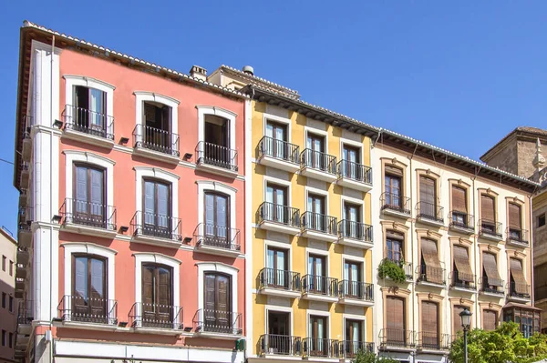 Granada ruas antigas com edifícios históricos, Espanha — Fotografia de Stock