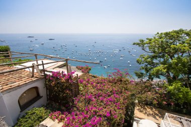 Şehrin tepesindeki eski evler Positano, İtalya