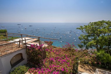 Şehrin tepesindeki eski evler Positano, İtalya