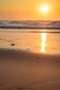 Okyanusun üzerinde güzel bir gün batımı